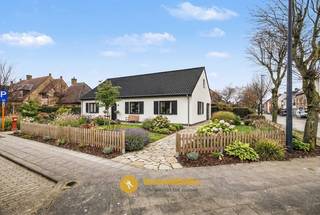 Deze solide woning biedt bijzonder veel ruimte en tal van mogelijkheden voor wie graag moderniseert naar eigen smaak. Mits enkele...