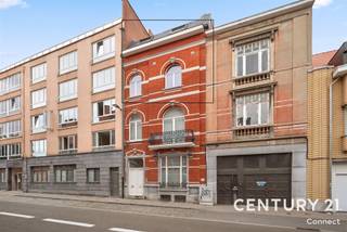 <p><span><strong>Lichtrijk duplex appartement met ruim terras en garagebox in hartje Leuven</strong></span></p><p>Duplex appartement op een bijzonder centrale ligging in de Maria-Theresiastraat te Leuven, een verbindingsstraat tussen de Tiensestraat en de omgeving van het Martelarenplein en de Tiensevest. Het appartement bevindt zich op wandelafstand van het station van Leuven, het Ladeuzeplein en de Bondgenotenlaan. Ook de Leuvense ring is vlakbij, waardoor de bereikbaarheid uitstekend is, terwijl u toch volop in het hart van de stad woont.</p><p>Het duplex appartement maakt deel uit van een charmant en kleinschalig gebouw met slechts twee appartementen, wat zorgt voor een aangename en karaktervolle woonomgeving. Het beschikt over een lichtrijke leefruimte met open geïnstalleerde keuken, aansluitend een groot terras met mooi verzicht, twee slaapkamers, berging met voorziening voor wasmachine en droogkast, een apart toilet en een badkamer met ligbad én douche. Bij het appartement hoort een garagebox in residentie Binnenhof, die verplicht mee dient te worden aangekocht, prijs;25.000€.</p><p>Een ideale combinatie van ruimte, licht, buitenruimte en parkeergelegenheid op een toplocatie in Leuven. Interesse? Maak vandaag nog een afspraak bij Sally, mail of bel haar op sally@connect-immo.be of 0478 570 999</p><p>Prijs appartement 455.000€<br />Prijs garagebox 25.000€</p><p>EPC: 113 kWh/m² - label B - UC:2438551<br />Wg-Gdv-Gvkr-Gdv</p>