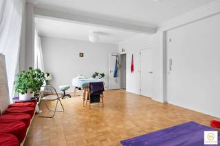 <p><span>Schitterend gelegen en volledig gerenoveerde praktijkruimte van ca 50m² met bijhorende ondergrondse berging van ca 70m². Op het glvl van een prima onderhouden gebouw &amp; op een uitermate residentiële ligging kan deze praktijkruimte tevens (mits het plaatsen van een doucheruimte) naar een studio omgevormd worden. Deze bestaat uit een mooie achterliggende ruimte met een mooie breedte van 7.5m, kitchenette, een aparte slaapkamer, wc een zeer ruime berging.  Aanwezigheid van een fietsenstalling in het gebouw. </span></p><p><span>Onmiddellijk beschikbaar.</span></p>