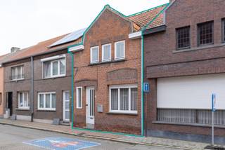 Te renoveren woning in Bornem centrum op een perceel van 145m² ingedeeld als volgt. kelder, inkomhal, woonkamer, keuken, badkamer voorzien van...