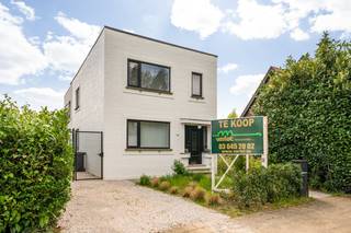 Recent gerenoveerde woning met hoogwaardige afwerking in hartje SchildeGelegen in het centrum, combineert deze recent gerenoveerde woning een...