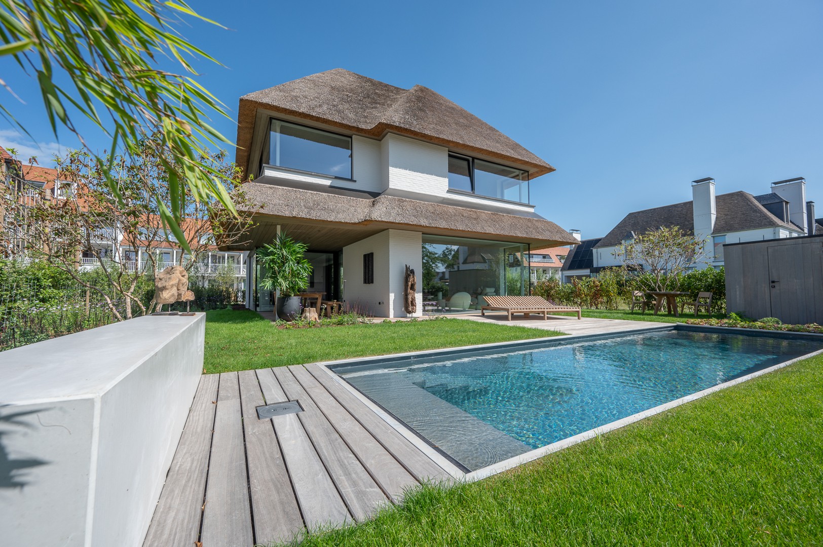 Luxurious detached villa in Knokke Duinenwater with a beautiful sunny garden and pool, just a few steps from the lake. - photo 2