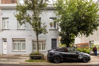 <p><span> </span></p><p><span>Op deze opkomende locatie op een boogscheut van Park Spoor Noord en de Slachthuissite geniet je van de nabijheid van de stad, maar bereik je tegelijk de snelweg en de stadsrand in slechts enkele minuten. Verplaats je je met bus, tram of trein? Je hebt hier tal van openbare vervoersmogelijkheden op wandel- en fietsafstand en ook aan velo-stations is er geen gebrek in de nabije omgeving.</span></p><p><span> </span></p><p><span>De bescheiden gevel herbergt een knusse woning van zo’n 145m² met 3 slaapkamers. Ze is te op te frissen maar de elektriciteit is wel reeds conform en ook is er recent nog een nieuwe verwarmingsketel geplaatst. De woning is gelegen aan een gezellig woonerf waar het rustig vertoeven is. </span></p><p><span> </span></p><p><span>Je komt binnen in de inkom-/traphal en bereikt zo de leefruimte van respectievelijk 32 m². Achteraan op het gelijkvloers bevindt zich de aparte keuken (15 m²). Op de eerste etage situeren zich een slaapkamers van 21 m². Hier treffen we eveneens de badkamer (11 m²) met douche, toilet en lavabo. Via de tussenverdieping bereikt met het platdak ingericht als terras. Op de bovenverdieping zijn er nog eens twee slaapkamers van 12 m² en 21 m² te vinden. </span></p><p><span> </span></p><p><span>Tot slot is het pand deels onderkelderd. Bewoonbare opp. 145 m² ref.: bruto vloeropp. Voor meer info of een gratis schatting surf naar www.hansimmo.be</span></p><p><span> </span></p>