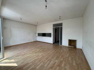 ✨ Te Renoveren Appartement met 2 Slaapkamers op Toplocatie! ✨<br /><br />Grijp uw kans met dit uitstekend gelegen appartement (80 m²) boordevol potentieel! Perfect voor wie op zoek is naar een solide basis om volledig naar eigen smaak in te richten. Dankzij de recente, belangrijke vernieuwingen zoals nieuwe ramen en een moderne verwarmingsketel, is de meest kostelijke en structurele basis al gelegd.<br /><br />Indeling en Troeven in een oogopslag:<br /><br />🏠 Ruime &amp; Lichtrijke Leefruimte: Een prachtige open ruimte die baadt in het licht en wacht op uw persoonlijke touch.<br />🍳 Aparte Keuken: Mogelijkheid om deze open te maken en te integreren met de leefruimte voor een modern, open gevoel.<br />🛏️ Twee Slaapkamers: Twee volwaardige kamers, ideaal voor een gezin, als logeerkamer of als bureau.<br />☀️ Balkon: Geniet van een buitenruimte, rechtstreeks toegankelijk vanuit een van de slaapkamers.<br />🚽 Apart Toilet: Praktisch en comfortabel.<br />🛁 Badkamer: In te richten volgens uw wensen.<br />🚪 Centrale Inkomhal: Geeft toegang tot alle vertrekken en zorgt voor een vlotte doorstroming.<br /><br />Extra Voordelen:<br />📦 Private Kelder: Een droge kelder van 6 m² op verdieping -1, perfect voor extra opslag.<br />🚲 Gemeenschappelijke Fietsenberging: Een ruime, gemeenschappelijke kelder die momenteel dienstdoet als handige fietsenstalling.<br />🚗 Ruime Garage: Een zeer ruime garage (ca. 30 m²) op het gelijkvloers, gedeeld met één buur en voorzien van een gezamenlijke elektrische poort.<br /><br />Recente Vernieuwingen:<br />Dit appartement is al voorzien van cruciale en kostenefficiënte upgrades:<br />✅ Nieuwe PVC Ramen: Overal voorzien van hoogwaardige nieuwe ramen met dubbele beglazing.<br />🔥 Nieuwe Condensatieketel - Merk De Dietrich : Een recente, energiezuinige aardgasbrander, wat resulteert in een uitstekende EPC-score.<br /><br />Wettelijke Informatie &amp; Scores:<br /><br />EPC: 106 kWh/m² (Label B) - Uitzonderlijk energiezuinig! 🌿<br />Waterinfo: Perceelscore A, Gebouwscore A - Gegarandeerd geen overstromingsgevaar.💧<br />Asbest: Asbestveilig !! <br />Elektriciteit: Keuringsattest in aanvraag.<br />Stedenbouw: Vergunning uitgereikt, Woongebied, geen bouwovertredingen of voorkooprecht.<br />Erfgoed: Niet beschermd of geïnventariseerd.<br />Syndicuskosten: Geen grote kosten gepland.<br />Renovatieplicht : NEEN<br /><br />Renovatieplannen? Profiteer van Premies!<br />Droomt u al van de verbouwing? De Vlaamse overheid helpt u graag op weg met de "Mijn VerbouwPremie" en "Mijn VerbouwLening". Ontdek alle mogelijkheden in de folder voor 2025:<br />🔗 Bekijk hier de folder van Mijn VerbouwPremie en Lening 2025 -  https://drive.google.com/file/d/1Y_jHXriXwu3FwSefpEJH5i_dT059LV03/view?usp=sharing<br /><br />Dit appartement is een zeldzame vondst: een uitstekend gelegen en verzorgde basis die u de vrijheid geeft om uw droomwoning te creëren. De belangrijkste investeringen zijn al gedaan! Wacht niet langer en plan vandaag nog uw bezoek om het volledige potentieel van dit pand te ontdekken ... 056/705262 optie verkoop<br /><br />PS : De foto's zijn genomen met een breedbeeldcamera, met als doel de volledige ruimte op 1 foto's te kunnen weergeven, de ruimte kan hierdoor in werkelijkheid wel iets kleiner tonen.