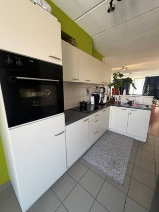 LEUK APPARTEMENT MET GROOT AANPALEND TERRAS <br />1 ste verd. geen lift <br />Vrij ruime lichte living, open eenvoudige ingerichte moderne keuken met zicht op groot terras van ongeveer 5 op 6 <br />grote badkamer met ligbad en washoek<br />2 ruime slaapkamers <br />EPC162 ELEK CONFORM <br />fietsenberging aanwezig