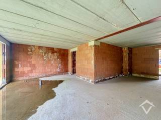 In de omgeving van de Mokkerkapel worden drie moderne BEN-woningen gerealiseerd op een aantrekkelijke locatie, op wandelafstand van scholen, winkels en openbaar vervoer. Bij de ontwikkeling staat optimaal wooncomfort, energiezuinigheid en een kwalitatieve uitvoering centraal.<br /><br />Indeling van de woning:<br />Via de inkomhal met gastentoilet komt u binnen in de lichtrijke leefruimte met open keuken in L-vorm. Dankzij de grote raampartijen geniet de woonkamer van veel natuurlijk licht en een mooi uitzicht op de tuin. Aansluitend aan de keuken bevindt zich de inpandige garage (22,17m²).<br /><br />Op de eerste verdieping bevinden zich de nachthal, drie volwaardige slaapkamers en een geïnstalleerde badkamer. Via een vaste trap bereikt u de ruime zolderverdieping, waar de mogelijkheid bestaat om twee bijkomende kamers te realiseren.<br /><br />Lot 4 beschikt bovendien over een inpandige garage en een regenwaterput van 7.500 liter. De woning wordt uitgerust met zonnepanelen, een ventilatiesysteem type D en een energiezuinige lucht-waterwarmtepomp.<br /><br />De woning kan wind- en waterdicht worden aangekocht. Ideaal voor wie de verdere afwerking volledig naar eigen smaak en budget wenst te bepalen.<br /><br />Een energiezuinige nieuwbouwwoning met ruimte, comfort én uitbreidingsmogelijkheden op een uitstekende locatie.<br /><br />Wenst u meer informatie of een bezoek ter plaatse? Contacteer ons gerust voor een vrijblijvende afspraak.