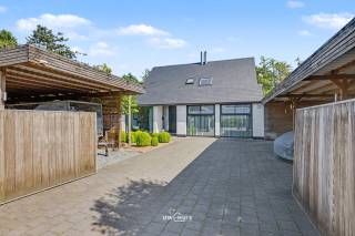 Ben je op zoek naar een vrijstaande villa met veel ruimte, privacy en een prachtige buitenbeleving? Dan is deze eigendom in de Voorthoek zeker een bezoek waard. Met een perceel van maar liefst 1.540 m², drie slaapkamers, twee badkamers en sauna biedt deze woning alles voor comfortabel wonen.<br /><br />Bij het binnenkomen word je verwelkomd in de ruime leefruimte, die dankzij de open indeling mooi aansluit op de volledig uitgeruste keuken. De keuken beschikt over een ontbijthoek en bied net zoals de leefruimte prachtig zicht op de tuin. Op het gelijkvloers bevindt zich bovendien een slaapkamer met ensuite badkamer, uitgerust met een douche. Verder is er nog een gastentoilet en een praktische berging met aansluitingen voor wasmachine en droogkast.<br /><br />Op de eerste verdieping bevinden zich nog twee ruime slaapkamers, een kleinere kamer die kan dienen als dressing of bureau en een tweede badkamer, waardoor de woning perfect geschikt is voor een gezin of voor wie graag extra kamers ter beschikking heeft.<br /><br />Buiten is het volop genieten in de zuidgerichte tuin. Het zonnige terras, het zwembad, de buitenbar en de sauna creëren samen een echte vakantiesfeer in eigen tuin. Bovendien werd de warmtepomp van het zwembad recent vernieuwd.<br /><br />Ook praktisch heeft deze woning heel wat te bieden met een garage en 4 overdekte parkeerplaatsen op eigen terrein.<br />`<br />Een ideale woning voor wie op zoek is naar ruimte, comfort en ontspanning in een groene omgeving.<br />Contacteer ons via 052 46 38 03 voor meer informatie of een bezoek.<br />