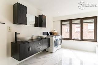 <h2><span>Instapklare gezinswoning met 3 slaapkamers, 2 badkamers en garage</span></h2>
<p><span>Bent u op zoek naar een instapklare woning waar ruimte, comfort en een rustige ligging hand in hand gaan? Dan is deze smaakvol gerenoveerde gezinswoning in Verrebroek absoluut een bezoek waard.</span></p>
<p><span>Deze verzorgde woning werd in 2022 grondig vernieuwd en biedt een hedendaags wooncomfort met een praktische indeling voor het hele gezin. Via de inkomhal betreedt u de aangename leefruimte die geniet van een mooie lichtinval en een gezellige sfeer. Aansluitend bevindt zich de volledig uitgeruste keuken, waar koken en samenzijn centraal staan.</span></p>
<p><span>Met maar liefst drie volwaardige slaapkamers en twee badkamers beschikt deze woning over alle ruimte die een gezin nodig heeft. De flexibele indeling maakt het bovendien mogelijk om een thuiswerkplek, hobbyruimte of logeerkamer te creëren.</span></p>
<p><span>Ook op technisch vlak scoort deze eigendom uitstekend. Zo beschikt de woning over conforme elektriciteit, airconditioning en tal van recente vernieuwingen die bijdragen aan een zorgeloze woonervaring.</span></p>
<p><span>De garage vormt een extra troef en biedt niet alleen plaats voor uw wagen, maar ook bijkomende bergruimte.</span></p>
<p><span>Gelegen in een rustige en aangename woonomgeving geniet u hier van de ideale combinatie tussen landelijk wonen en een vlotte bereikbaarheid. Winkels, scholen, openbaar vervoer en belangrijke verbindingswegen bevinden zich op korte afstand.</span></p>
<h3><span>Troeven:</span></h3>
<ul>
<li><span>Volledig gerenoveerd in 2022</span></li>
<li><span>Instapklaar</span></li>
<li><span>3 volwaardige slaapkamers</span></li>
<li><span>2 badkamers</span></li>
<li><span>Garage</span></li>
<li><span>Airconditioning</span></li>
<li><span>Conforme elektriciteit</span></li>
<li><span>Rustige ligging</span></li>
<li><span>Ideaal voor gezinnen</span></li>
</ul>
<p><span>Een woning waar u zonder zorgen uw intrek kunt nemen en onmiddellijk kunt genieten van alle comfort. Contacteer ons vandaag nog voor een bezoek ter plaatse.</span></p>