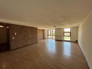 <p><span>Ruim appartement met 2 slaapkamers en terrasje aan de Markt van Maaseik.</span></p><p><span> </span></p><p><span>ALGEMEEN:</span></p><p><span>- Appartement gelegen op de tweede verdieping (geen lift aanwezig).</span></p><p><span>- Ideaal gelegen in het centrum van Maaseik.</span><span> </span></p><p><span> </span></p><p><span> </span></p><p><span>INDELING</span></p><p><span>- Inkomhal / nachthal met rode tegelvloer.</span></p><p><span>- Ruime woonkamer met veel lichtinval.</span></p><p><span>- Keuken voorzien van vaatwasser, spoeltafel, keramische kookplaat, dampkap en oven.</span></p><p><span>- Badkamer met wastafel, ligbad en aansluiting wasmachine.</span></p><p><span>- 2 ruime slaapkamers met laminaatvloer.</span></p><p><span>- Overdekt terras aan achterzijde.</span></p><p><span>- Kelderberging.</span></p><p><span> </span></p><p><span>Gemeenschappelijke kosten 200 euro per maand, inhoudende:</span></p><p><span>- voorschot privé verbruik verwarming (met jaarlijkse afrekening in min of in meer)</span></p><p><span>- gebruik van de trappenhal/gemeenschappelijke delen en gemeenschappelijke verlichting.</span></p><p><span> </span></p><p><span>Vrij per direct.</span></p><p><span> </span></p>