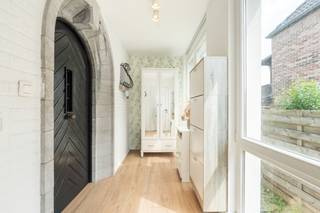 [[ DIT PAND NEEMT DEEL AAN DE ERA OPEN HUIZEN DAG OP 19/9 VAN 9:30 TOT 10:30 ]] 
<p><strong>Charmante halfopen woning in Zaventem met tuin en garage.</strong><br />Deze unieke woning uit 1953 combineert charme, ruimte en een centrale ligging in Zaventem. Gelegen nabij het centrum, openbaar vervoer en belangrijke invalswegen geniet u hier van een vlotte bereikbaarheid en een aangename woonomgeving. De woning beschikt over een inpandige garage, een zonnige tuin van 275 m² en verschillende ruime leefruimtes die tal van mogelijkheden bieden. Bovendien is de woning asbestvrij, wat een belangrijke meerwaarde vormt voor toekomstige eigenaars. Een karaktervolle woning met potentieel voor wie comfortabel wil wonen op een strategische locatie.<br /><br /><u><strong>Belangrijkste ruimtes:</strong></u><br />• Ruime woonkamer (30,5 m²) met veel lichtinval<br />• Eetkamer (19,5 m²) aansluitend op de leefruimte<br />• Grote keuken (22,3 m²) met voldoende plaats voor een ontbijthoek<br />• Drie slaapkamers (22 m², 14,7 m² en 7,2 m²)<br />• Badkamer (5 m²)<br />• Berging (17,4 m²) en extra berging (7,3 m²)<br />• Kelder (33,9 m²) met extra stockageruimte<br />• Zolder (26,9 m²) met bijkomende mogelijkheden<br />• Garage (17,7 m²) geïntegreerd in de woning<br />• Tuin van 275 m² met terras en tuinhuis<br /><br /><u><strong>Troeven:</strong></u><br />• Unieke woning met authentieke charme<br />• Geen asbest aanwezig in de woning<br />• Inpandige garage en ruime tuin<br /><br />Meer informatie of een bezoek met Joery Van De Gucht? Contacteer ons via +3223351115<br />JOUW DROOMHUIS. ZO GEVONDEN!</p>