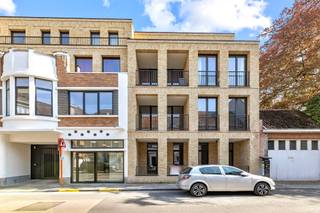 In het CENTRUM gelegen leuk gelijkvloers appartement met 3 SLK en TUINTJE! DIRECT INSTAPKLAAR. 6% BTW mogelijk! Nabij het openbaar...