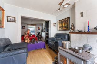 BEZOEKMOMENT: donderdag 24 september van 15u30 tot 17u30. Mits het maken van een afspraak via 09 395 05 40 of verkoop@concept-home.be. <br /><br />Droom je van een wonen in een rustige, landelijke omgeving met de mogelijkheid om een woning helemaal naar jouw smaak te renoveren? Deze woning gelegen in het landelijke Watervliet biedt je die kans. Gelegen op een ruim perceel van 500 m² biedt deze woning volop potentieel en ruimte.<br /><br />De indeling van de woning ziet er als volgt uit: inkomhal, woonkamer, keuken, functionele berging, ruime veranda en badkamer voorzien van ligbad, wastafel en toilet. Bij het bovenkomen van de trap kom je in een ruime tussenhal die diverse mogelijkheden biedt, daarnaast zijn er drie slaapkamers en is er een toegang tot een zolderruimte. Daarnaast beschikt men over een ruime tuin met dito tuinberging.<br /><br />Achteraan het perceel bevinden zich twee garages die bereikbaar zijn via een private toegangsweg langs de achterkant van de woning. Die biedt extra gemak en veiligheid voor het stallen van auto's of als extra opslagruimte.<br /><br />Deze woning is ideaal voor doe-het-zelvers die een project niet schuwen en hun droomhuis willen creëren in een landelijke setting. Kom snel langs voor een bezichtiging en ontdek zelf de charme en mogelijkheden van deze woning.<br /><br />Had u graag meer informatie of een rondleiding gehad in dit pand? Aarzel dan niet om ons te contacteren op 09 395 05 40 of verkoop@concept-home.be