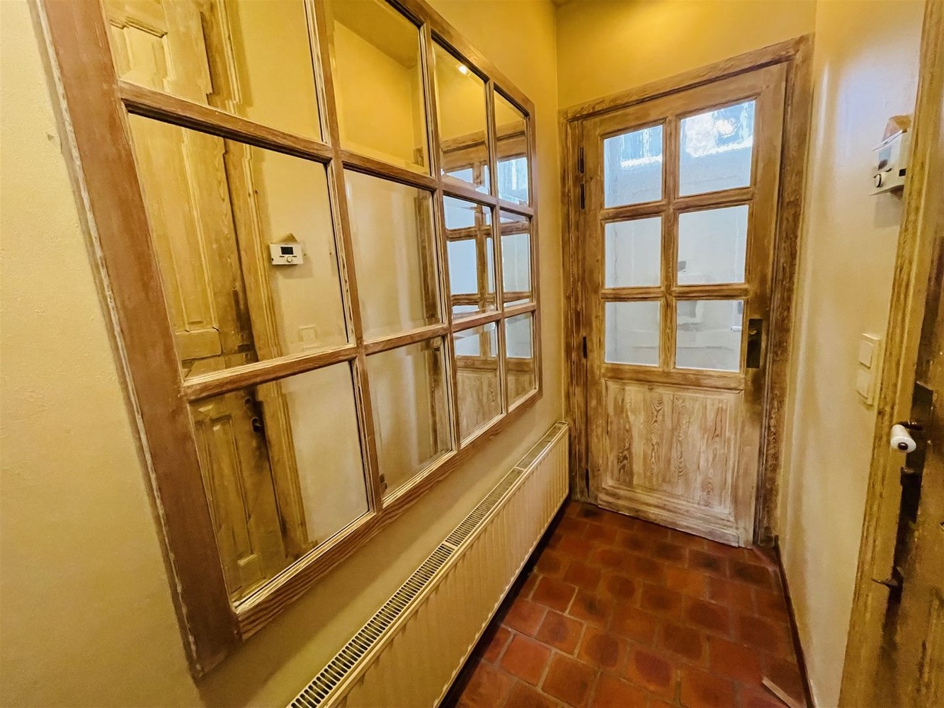 In één van de mooiste straten van Brugge centrum, vlakbij alle winkels CHARMANT ENERGIEZUINIG LICHTRIJK WOONHUIS met stadsTUINTJE, 3 SLAAPKAMERS, 2 BADKAMERS , Mogelijkheid om GARAGE bij te kopen - foto 3