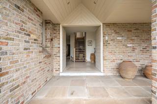- Villa op een groot hoekperceel (2.510 m²)<br />- Inkomhal met vestiaire en apart toilet <br />- Ruime leefruimte met parketvloer en gezellige gashaard <br />- Overal centrale verwarming op gas, pelletkachel in de eetplaats/keuken<br />- Uitgeruste keuken met natuurstenen vloer<br />- 1 gelijkvloerse slaapkamer<br />- 4 slaapkamers op de eerste verdieping, met parketvloer<br />- Volwaardige zolder<br />- Badkamer op het gelijkvloers met ligbad, inloopdouche en wastafel<br />- Badkamer op de eerste verdieping met douche, wastafel en toilet<br />- Verzorgde tuin met terras in natuursteen, vijver en gemetste barbecue<br />- Ruime dubbele garage met elektrische poort<br />- Carport voor 3 wagens<br />- Droge kelder <br />- EPC: 278 kWh/m²/jaar, label C (geen renovatieplicht), UC: 3891528<br />- 2 regenwaterputten van elk 10.000 liter<br />- Alarmsysteem<br />- Richtprijs: € 699.000