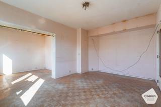 Dit <strong>volledig te renoveren appartement </strong>is gelegen op een <strong>gunstige ligging</strong> en biedt dankzij de <strong>functionele indeling en diverse mogelijkheden </strong>een uitstekende basis om een comfortabele en moderne woonst te creëren. Het appartement dient <strong>grondig gerenoveerd</strong> te worden, waardoor u de mogelijkheid heeft om de inrichting en afwerking volledig naar eigen smaak en wensen te bepalen.<br /><br />Via de inkomhal bereikt u de <strong>leefruimte</strong>, die voldoende mogelijkheden biedt voor het creëren van een aangename woon- en eetruimte. De <strong>keuken dient volledig vernieuwd te worden</strong> en kan naar eigen wensen en inzichten worden ingericht. Aansluitend bevindt zich de <strong>slaaphoek</strong>, die op een praktische manier aansluit bij de leefruimte en kan worden ingericht als een comfortabele slaapplaats.<br /><br />Verder beschikt het appartement over <strong>één badkamer,</strong> die eveneens aan renovatie toe is en volledig naar eigen smaak kan worden ingericht.<br /><br />Op basis van de foto's krijgt u reeds een goed beeld van de <strong>huidige indeling en de verschillende mogelijkheden</strong> die het appartement biedt. Mits de nodige renovatiewerken kan hier een <strong>hedendaagse en comfortabele woonst</strong> worden gerealiseerd, volledig afgestemd op uw eigen wensen en behoeften.<br /><br />Dankzij het <strong>ruime renovatiepotentieel, de praktische indeling en de aanwezigheid van een aparte slaaphoek</strong> vormt dit appartement een interessante opportuniteit voor <strong>eigen bewoning, een tweede verblijf of als investering</strong>.