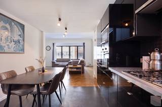 Prachtig 2-slaapkamer appartement te koop in het hart van Antwerpen. LIGGING &amp; BEREIKBAARHEID:Dit moderne 2-slaapkamer appartement is gelegen in de Van Stralenstraat, een zeer centrale locatie in het hart van Antwerpen. De ligging biedt directe nabijheid tot de voornaamste attracties en voorzieningen van de stad. Het Centraal Station ligt op een boogscheut hiervandaan, wat uitstekende verkeersverbindingen garandeert. De buurt is goed ontsloten en biedt gemakkelijke toegang tot openbaar vervoer, winkels, horeca en culturele instellingen.Het prestigieuze MAS-museum, de diamantdistricten en het historische centrum zijn allen binnen wandelafstand. INDELING:• inkomhal• 2 slaapkamers• woonkamer• keuken• badkamer Bent u geïnteresseerd in een appartement of woning te koop in Antwerpen? Aarzel dan niet om ons te contacteren. Had u graag uw eigen eigendom te koop aangeboden contacteer ons dan voor een vrijblijvende schatting, telefonisch op het nummer 03/206.76.76 of per mail naar antwerpen@dewaele.com.Ook voor alle andere vragen omtrent vastgoed kan u steeds bij ons terecht!Bestuursmaatregelen in het maatregelenregister: nee