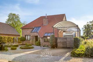 Deze instapklare gezinswoning werd stijlvol gerenoveerd en is ruim en praktisch ingedeeld. Met maar liefst 5 slaapkamers en 2 badkamers biedt de woning volop ruimte voor het hele gezin. Verder geniet je van een inpandige garage, een gezellige tuin met zwembad, een gunstig EPC en een conforme elektrische installatie. Een comfortabele woning waar je meteen kan intrekken en genieten.<br /><br />=> Ligging<br />De Kabienstraat ligt in een rustige woonomgeving in Opoeteren. Het centrum met winkels, scholen en andere dagelijkse voorzieningen is vlot bereikbaar. Ook Maaseik, Dilsen-Stokkem en omliggende gemeenten zijn gemakkelijk te bereiken. Bovendien zijn er in de omgeving verschillende wandel- en fietsmogelijkheden.<br /><br />=> Gelijkvloers<br />- Inkomhal met apart gastentoilet met lavabo<br />- Sfeervolle zitkuil met parketvloer en gashaard inclusief surround Bose installatie<br />- De verschillende leefruimtes sluiten mooi op elkaar aan en zorgen voor een open en aangename sfeer<br />- Aparte eetkamer met grote raampartijen en veel natuurlijk licht<br />- Rechtstreekse toegang tot de tuin met terras via het schuifraam<br />- Vernieuwde, moderne keuken met kwalitatieve toestellen en veel kastruimte<br />- Praktische achterinkom met mogelijkheid tot het inrichten van een wasplaats, dankzij de reeds voorziene aansluitingen <br />- Slaapkamer met parketvloer, ideaal voor gelijkvloers wonen <br />- Moderne badkamer met ruime inloopdouche en lavabo in stijlvol badkamermeubel<br /><br />=> Verdieping<br />- Overloop met laminaat parket en eiken trap voorzien van ingebouwde kasten<br />- Ruime slaapkamer met ingebouwde kastenwand<br />- Alle slaapkamers zijn voorzien van kurkvloer<br />- Tweede volwaardige slaapkamer<br />- Derde slaapkamer met ingebouwde kasten<br />- Extra bureel-of hobbyruimte eveneens geschikt als bijkomende slaapkamer<br />- Betegelde badkamer met ligbad, toilet en lavabo als badkamermeubel <br /><br />=> Kelder<br />- De woning is volledig onderkelderd en beschikt over een inpandige garage met sectionale poort. Deze is bereikbaar via de beklinkerde oprit met automatische toegangspoort. Daarnaast zijn er meerdere praktische berg -en opslagruimtes aanwezig. <br /><br />=> Tuin<br />- Ruim terras met gezellige houten overkapping<br />- Vernieuwd zwembad voorzien van warmtepomp inclusief nieuwe zwembadinstallatie<br />- Royaal bijgebouw in eik, ideaal als gezellige lounge- hobby- of ontspanningsruimte<br />- Verzorgd aangelegde en volledig omheinde tuin met absolute privacy<br />- De woning beschikt tevens over een ruime tuinberging voor extra opslagruimte <br /><br />=> Indeling<br />- Gelijkvloers: inkomhal, apart toilet, woonkamer, eetkamer, keuken, achterinkom/berging/mogelijkheid tot wasplaats, slaapkamer, badkamer<br />- Verdieping: overloop, vier slaapkamers, tweede badkamer<br />- Volledig onderkelderd: diverse opbergruimtes, inpandige garage<br />- Zolder: diverse opbergruimtes