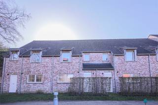 Bent u op zoek naar een moderne, energiezuinige woning op een rustige en gezinsvriendelijke locatie? Dan is deze recente gesloten nieuwbouwwoning in de Sint-Gerolflaan te Aalter zeker een bezoek waard.<br />Gelegen in een aangename residentiële woonwijk combineert deze woning rust en privacy met een uitstekende bereikbaarheid. Het centrum van Aalter, diverse winkels, scholen, sportfaciliteiten en het openbaar vervoer bevinden zich op korte afstand. Dankzij de nabijheid van het station van Aalter en de vlotte verbinding naar de E40 geniet u bovendien van een snelle bereikbaarheid richting Gent, Brugge en de omliggende gemeenten. Hierdoor is deze woning ideaal voor gezinnen, pendelaars en iedereen die comfortabel wil wonen in een groene omgeving.<br />De woning biedt een doordachte indeling met veel lichtinval en hedendaags wooncomfort. De leefruimte sluit naadloos aan op de eetkamer en de ingerichte keuken, met uitzicht op het zonnige zuidgerichte terras en de tuin. De private autostaanplaats vormt een extra troef.<br />Troeven<br />✔ Recente energiezuinige nieuwbouwwoning<br />✔ Rustige en kindvriendelijke woonomgeving<br />✔ Nabij centrum Aalter, scholen en winkels<br />✔ Vlotte verbinding naar E40 en station Aalter<br />✔ 3 slaapkamers<br />✔ Zuidgerichte tuin en terras<br />✔ Grote zolderruimte van 40 m²<br />✔ Private autostaanplaats<br />✔ Instapklaar en modern wooncomfort<br />Deze woning biedt de perfecte combinatie van ruimte, comfort en een uitstekende ligging. Een ideale thuis voor wie rustig wil wonen zonder in te boeten aan bereikbaarheid.<br />Interesse? Contacteer Vastgoed Poppe voor meer informatie of een bezoek ter plaatse door te reageren op deze advertentie of te mailen naar info@vastgoedpoppe.be, telefonisch kunnen er geen bezoekafspraken worden ingepland.<br />