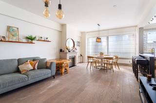 Op zoek naar een appartement op een centrale ligging met alle voorzieningen binnen handbereik? Dit appartement op de Italiëlei is de ideale match. Op slechts 10 minuten wandelen van het Centraal Station en met uitstekende verbindingen met wagen en openbaar vervoer, woon je hier uiterst vlot bereikbaar. Het commercieel centrum ligt vlakbij, net als gezellige restaurants, cafés en culturele hotspots. Ook winkels, scholen, parken en recreatie zijn in de buurt. Ideaal om het bruisende stadsleven te combineren met praktisch wooncomfort. Dit lichtrijke appartement bevindt zich op de vierde verdieping van een verzorgd gebouw en werd in 2009 gerenoveerd en sindsdien uitstekend onderhouden. Het ruime leefgedeelte biedt plaats voor een gezellige zithoek en eetkamer, waarbij de originele schouw voor extra charme zorgt. De mooie parketvloer loopt doorheen het hele appartement en creëert een warme, stijlvolle sfeer. De open leefkeuken is volledig ingericht en beschikt over een aansluitende berging met ruimte voor wasmachine, droogkast en extra opbergruimte. Aan de achterzijde bevinden zich twee volwaardige slaapkamers, waarvan één directe toegang biedt tot een gezellig terras. De badkamer is verzorgd en uitgerust met ligbad/douche en wastafel. Om het comfort compleet te maken is er de mogelijkheid om een autostaanplaats in het gebouw mee aan te kopen. Epc: 163 kWh/m2 , P-score: A, G-score: A, Vg-Wg-Gvv-Gvkr-Gmo.