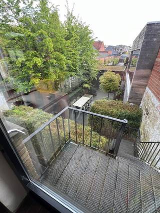 Dit modern ogende gebouw is gelegen in het centrum van Lokeren en doet vandaag dienst als gelijkvloerse handelsruimte + afzonderlijke...