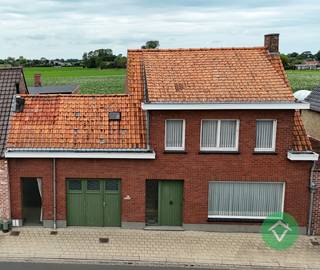 Deze woning is gelegen op een grondoppervlakte van 461 m² en bestaat uit: inkomhal - living - keuken - kelder - garage - berging - wasplaats - badkamer - toilet - terras - tuin - stenen grote berging - zolder - nachthal - 3 slaapkamers - bureau.