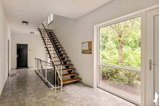 <p><strong>Lichtrijk en zeer ruim 3 – slaapkamer appartement van 173 m² in mooie groene omgeving</strong></p>
<p>Verscholen in een <strong>groene, bosrijke omgeving</strong> bevindt zich dit ruime en <strong>instapklare 3-slaapkamer appartement</strong>, waar <strong>rust, licht en comfort</strong> mooi samenkomen. De ligging in een <strong>kleinschalige residentie</strong>, omringd door volwassen bomen en een prachtig aangelegd domein, zorgt voor een uitzonderlijk aangename woonbeleving.</p>
<p><strong>Indeling</strong></p>
<ul>
<li>Ruime inkomhal met ingebouwde vestiaire en een afzonderlijk gastentoilet.</li>
<li>Royale leefruimte, waar grote raampartijen zorgen voor een overvloed aan natuurlijk licht en een prachtig zicht op het omliggende groen.</li>
<li>Moderne, volledig uitgeruste keuken, uitgevoerd in een strak en hedendaags<strong> design </strong>en voorzien van kwalitatieve toestellen en voldoende bergruimte.</li>
<li>Functionele was- en bergruimte</li>
<li>3 ruime <strong>slaapkamers </strong>met <strong>ingemaakte kasten</strong>, waarvan één voorzien van afzonderlijke dressing.</li>
<li>Een ruime <strong>badkamer</strong> voorzien van dubbel lavabomeubel, ligbad, douche en toilet</li>
<li>Een <strong>ruim </strong>en<strong> zonnig terras </strong>aan de leefruimte met een mooi uitzicht op de groene omgeving en een <strong>tweede</strong> <strong>terras</strong> aan de slaapkamer.</li>
</ul>
<p><strong>Troeven</strong></p>
<ul>
<li><strong>Rustige</strong> ligging in een <strong>bosrijke</strong>, residentiële <strong>omgeving</strong></li>
<li>Ruime en <strong>lichtrijke</strong> leefruimte op <strong>mooie</strong> <strong>parketvloer</strong></li>
<li><strong>Moderne</strong>, volledig uitgeruste <strong>keuken</strong> met kwalitatieve toestellen</li>
<li>Slaapkamer met maatwerkkasten en <strong>dressing</strong></li>
<li>Praktische was- en bergruimte</li>
<li>Aangenaam <strong>ruim terras</strong> met groen uitzicht</li>
<li><strong>Instapklaar</strong> en uitstekend onderhouden</li>
<li><strong>Garagebox</strong> en kelder</li>
</ul>
<p><strong>Bijzonderheden</strong></p>
<ul>
<li><strong>Kleinschalige</strong> <strong>residentie</strong> met syndicus in het gebouw</li>
<li><strong>Dak vernieuwd in 2025 </strong>met kunstleien en nieuwe goten</li>
<li>Gemeenschappelijke delen worden goed onderhouden</li>
<li>Interessant voor eigen bewoning of als <strong>investering</strong></li>
</ul>
<p>Bent u op zoek naar een <strong>ruim en volledig instapklaar appartement </strong>met een aangenaam terras en <strong>rustige ligging</strong> in <strong>Kapellen</strong>? Contacteer ons gerust voor meer informatie of een bezoek ter plaatse.</p>