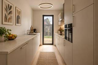 <h3><span>Exclusieve 4-slaapkamer nieuwbouwwoning aan 6% btw</span></h3><h3><span> </span></h3><p><span>Ontdek deze exclusieve nieuwbouwwoning met maar liefst 4 slaapkamers, ideaal voor wie op zoek is naar een moderne en kwalitatieve gezinswoning.</span></p><p><span> </span></p><p><span>De woning wordt aangeboden in haar </span><span>huidige staat</span><span>, maar biedt daarnaast de mogelijkheid om volledig </span><span>sleutel-op-de-deur</span><span> afgewerkt te worden, volgens de gewenste afwerkingsgraad.</span></p><p><span> </span></p><p><span>De vermelde prijs en deze publicatie zijn gebaseerd op de aankoop van de woning in haar huidige staat.</span><span> Wenst u liever een volledig afgewerkte woning? Dan kan dit in overleg en mits een bijkomend budget.</span></p><p><span> </span></p><p><span>Een unieke kans om een ruime nieuwbouwwoning aan te kopen aan </span><span>6% btw</span><span>, afhankelijk van het voldoen aan de wettelijke voorwaarden.</span></p><p><span> </span></p><p><span>Neem vandaag nog contact met ons op voor meer informatie, de plannen en de verschillende afwerkingsmogelijkheden.</span></p>