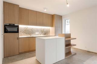 <p><span><strong>3,9% HUURRENDEMENT | ENERGIEZUINIG EN GELIJKVLOERS NIEUWBOUWAPPARTEMENT MET 2 SLAAPKAMERS OP TOPLIGGING IN HARTJE TIELT</strong></span><br /><span>In hartje Tielt, vinden we dit kwalitatief nieuwbouwappartement, vlakbij de markt, winkels, bakker, slager, supermarkt, scholen, restaurants en openbaar vervoer, doch met rustige ligging.</span><br /><span>Met een bewoonbare oppervlakte van 85,82 m² kan men genieten van een lichtrijke leefruimte met open en volledig geïnstalleerde keuken en 2 slaapkamers.</span><br /><span>De vloerverwarming, het ventilatiesysteem en maximale isolatie dragen bij tot een zeer energiezuinige eigendom. </span><br /><span>De lichte kleuren, warme houttinten en kwalitatieve materialen zorgen dan weer voor een stijlvolle en exclusieve uitstraling.</span><br /><br /><span><strong>INDELING: </strong></span><br /><span>We komen binnen in de inkomhal met vestiaire en afzonderlijk toilet. Vanuit de inkom komen we via een glazen deur terecht in de lichtrijke leefruimte met open en volledig geïnstalleerde keuken.</span><br /><span>De leefruimte biedt voldoende plaats voor een zithoek en eetplaats.</span><br /><span>Verder zijn er twee slaapkamers, de badkamer met lavabo met meubel en inloopdouche alsook de wasplaats. </span><br /><span>Het appartement is volledig geschilderd en geniet een hoogwaardige afwerking met moderne technieken. </span><br /><span>Tot slot is er de mogelijkheid om een ruime garage met aansluitende berging bij aan te kopen.</span><br /><span>Verborgen achter een mooi aangelegde binnenomgeving. Deze garage is exclusief de vermelde prijs. </span><br /><br /><span><strong>TROEVEN: </strong></span><br /><span>- Topligging, vlakbij markt en winkels</span><br /><span>- Vloerverwarming regelbaar per ruimte</span><br /><span>- 2 slaapkamers</span><br /><span>- Garage</span></p>