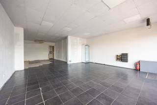 <p><span>Deels gerenoveerde handelszaak met woonst, goed gelegen langs een gewestweg met een perfecte zichtlocatie. <br /> </span></p><p><span>Op de as Grobbendonk-Nijlen bevindt zich dit handelspand met woonst en parkeergelegenheid voor de deur. Op het gelijkvloers komen we binnen in de ruime winkelruimte, met achterliggend een gerieflijke keuken. De winkelruimte baadt in het licht dankzij de grote raampartijen. </span></p><p><span>De keuken is ook toegankelijk via de achterzijde van het gebouw. Daar bevinden zich tevens het sanitair, een opslagruimte en een garage, dewelke bereikbaar zijn via een overdekte gang.<br /><br />Op de verdieping bevindt zich het woongedeelte. We komen via de hal in de ruime badkamer met douche, toilet en voorzieningen voor wasmachine en droogkast. Verder vinden we een ruime leefruimte en een volledig ingerichte keuken. De ruime zolder, bereikbaar via een vaste trap, biedt de mogelijkheid om extra kamers in te richten. <br /><br />De droge kelder biedt dan weer extra stockage ruimte. </span></p><p><span>Het geheel is deels gerenoveerd: nieuwe ramen, buitenmuren aan de binnenzijde geïsoleerd, nieuwe vloeren op de verdieping, …<br /><br />Ben je op zoek naar een locatie om een nieuwe zaak te starten, dan is dit misschien wel iets voor jou!</span></p><p><span>Graag een bezoek of meer info? Contacteer ons via 0479/01.01.01!</span></p>