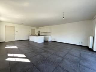 Instapklare halfopen woning op een ideale en rustige locatie in Mariaburg.Indeling: inkomhal met gastentoilet, een ruime woon- en eetkamer met veel...