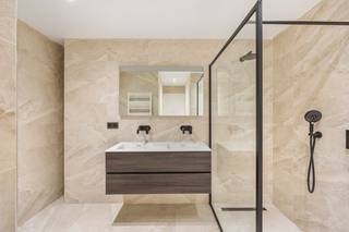 Ben je op zoek naar een comfortabel en energiezuinig appartement van ±100m² en een privatieve tuin van ±200m² op een toplocatie? Deze gloednieuwe (2022) gelijkvloerse woning met 1-slaapkamer in de rustige Veldstraat te Sint-Niklaas biedt alles wat je zoekt!<br />Hoogtepunten:
<ul>
	<li><span>Nieuwbouw (2022): modern en klaar voor jaren woonplezier</span></li>
	<li><span>Licht en ruim: grote schuiframen zorgen voor overvloedig daglicht en een gezellige sfeer</span></li>
	<li><span>Grote tuin van maar liefst 200m²: ideaal voor buitenactiviteiten, tuinieren of ontspannen in de zon</span></li>
	<li><span>Energiezuinig: EPC-score van slechts 32 kWh, voorzien van zonnepanelen en waterpomp voor een lage energiefactuur</span></li>
	<li><span>Kleinschalig gebouw: slechts drie appartementen, voor een rustige en gezellige woonomgeving</span></li>
	<li><span>Perfecte ligging: rustig maar centraal, op wandelafstand van winkels, openbaar vervoer en alle voorzieningen in Sint-Niklaas</span></li>
</ul>
Dit appartement combineert comfort, duurzaamheid en een prachtige locatie. Aarzel niet en maak snel een afspraak voor een bezichtiging!<br />Neem contact met ons op via 0483/577.279<br /> 