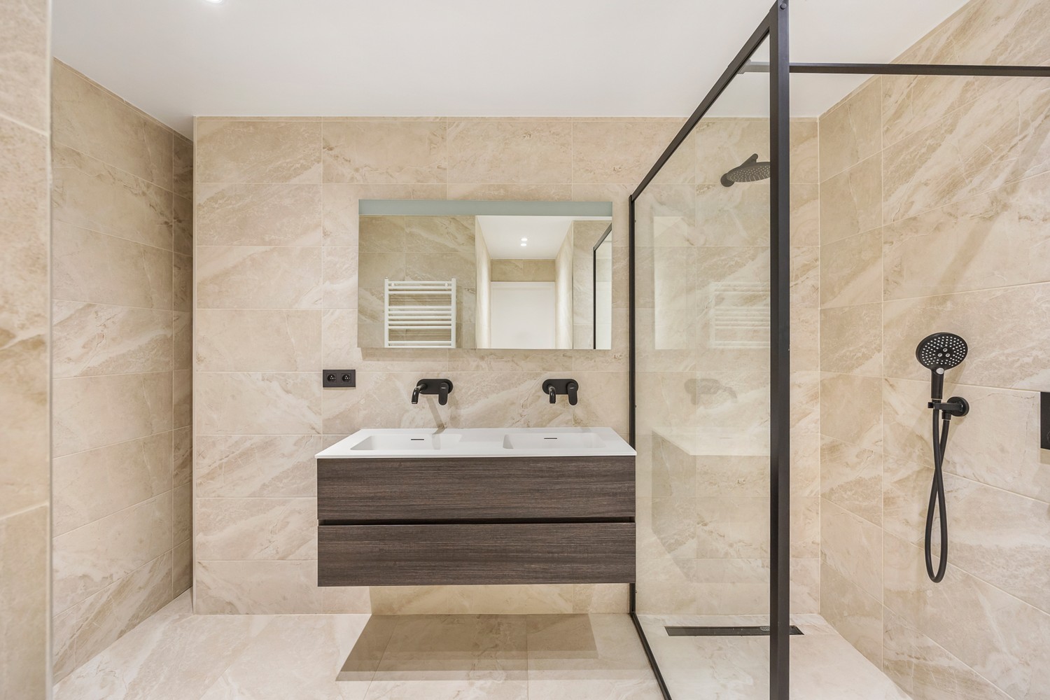 Modern gelijkvloers appartement met een zeer grote tuin (±200m²)  in hartje Sint-Niklaas! - photo 2