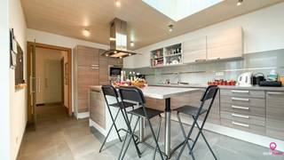 <p>Bij ImmoFusion 7/7 “open huis” : klik op onze 3D-TOUR.<br />Ervaar vastgoed alsof je er zelf doorloopt!<br /><br />Op een uitstekende locatie aan de Basilieklaan 29 in Diest bevindt zich dit verzorgde handelspand met duplex appartement, ideaal voor zelfstandigen, vrije beroepen of investeerders. Dankzij de aparte inkom voor het appartement genieten wonen en werken hier van een duidelijke scheiding, terwijl de ligging garant staat voor zichtbaarheid en vlotte bereikbaarheid.<br /><br />Het handelspand is momenteel ingericht als kapperszaak en biedt een mooie investeringsopportuniteit, maar leent zich evengoed voor andere commerciële activiteiten. Het pand is momenteel niet verhuurd, wat flexibiliteit biedt voor eigen gebruik of nieuwe verhuur. Het ruime duplex appartement erboven beschikt over alle comfort om zelf te bewonen of verder te verhuren.<br /><br />Indeling:<br />- Handelspand (gelijkvloers):<br />- Commerciële ruimte (kapperszaak), volledig betegeld<br />- Keuken<br />- Berging / technische ruimte<br />- Apart toilet<br /><br />Duplex appartement (aparte inkom):<br />- Ruime en lichtrijke leefruimte<br />- Ingebouwde keuken<br />- Badkamer met ligbad<br />- Drie volwaardige slaapkamers<br />- Extra bergruimte<br />- Technisch &amp; comfort<br />- Ramen vernieuwd in 2012<br />- Nieuw dak en isolatie in 2024<br />- EPC-score D<br />- Goede algemene staat – instapklaar<br /><br />Pluspunten:<br />- Commerciële topligging met veel passage en visibiliteit<br />- Aparte inkom voor het appartement<br />- Geschikt voor wonen en werken of volledige investering<br />- Handelspand én appartement momenteel verhuurbaar<br />- Nabij winkels, scholen, openbaar vervoer en belangrijke invalswegen<br /><br />Dit pand biedt een uitstekende combinatie van rendement, flexibiliteit en ligging in het hart van Diest.<br /><br />Voor een bezichtiging ter plaatse of meer info, bel ons op 078/78.78.70, of kom gewoon binnen op ons kantoor, steeds welkom!</p>