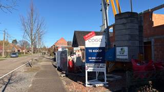 Net buiten het centrum van Brecht, op 1km van het gemeenteplein met winkels en scholen en 2,5km van het treinstation Noorderkempen / snelweg...