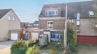Deze ruwbouw biedt een uitgelezen kans om een prachtige woning op maat te realiseren. Met een doordachte afwerking kan deze ruimte worden...
