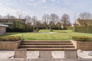 Aan de prestigieuze Kastanjedreef in Rollegem vindt u deze indrukwekkende villa op een absolute toplocatie. Deze uitstekend onderhouden eigendom...