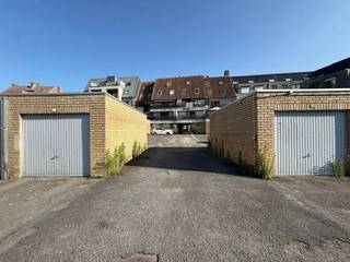 Spacieux garage fermé à vendre situé le long de la Markt à Gistel. Dimensions : 11,80 m de profondeur x 2,70 m de largeur. La largeur d'entrée est de 2,20 m. <br /><br /><br /><br />Registre des mesures: non