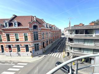 Cet appartement spacieux et économe en énergie est situé au troisième étage d'un immeuble avec ascenseur et comprend un hall d'entrée, un espace de vie spacieux et extrêmement lumineux grâce à de grandes fenêtres, une cuisine avec une pièce de rangement adjacente, une salle de bains avec double lavabo et baignoire, des toilettes séparées et deux chambres à coucher. En sous-sol, il y a une cave privée ainsi qu'un local à vélos commun et fermé. Le double vitrage, le chauffage central au gaz naturel, l'électricité conforme et un EPC B ne sont que quelques-uns de ses atouts !  Cet appartement est idéal pour ceux qui apprécient l'accessibilité (par exemple la gare, les transports en commun, le parking du Graanmarkt et de la poste) et pour ceux qui aiment avoir tout à portée de main (magasins, grand marché, écoles, Utopia,...). Valeur locative potentielle de +/- 875 euros par mois. Ne manquez pas cette opportunité et contactez-nous au 053/423001 !