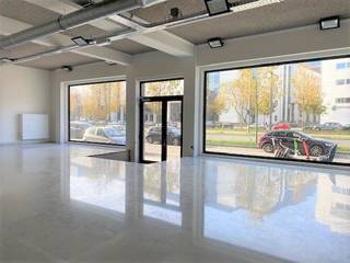 Gelijkvloers kantoor (ca. 676m²) met unieke ligging op de Leien, centrum Antwerpen. Dit kantoor beschikt over 2 rechtstreekse inkomhallen en grote raampartijen waarbij visibiliteit een grote troef is. Het kantoor is volledig voorzien van een gietvloer alsook verlichting en ventilatie. Achteraan het pand bevinden zich lichtkoepels voor een optimale lichtinval. Mogelijkheid tot aankoop van ondergrondse autostaanplaatsen. <br /><br /><br /><br />