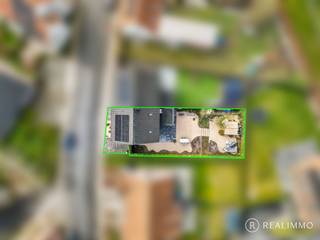 <strong>VASTGOEDTOPPER!</strong><br /><strong>Bent u op zoek naar een zeer ruime, kwalitatief en superenergie zuinige woning (2018) met tal van mogelijkheden?</strong> Deze halfopen bebouwing in Otegem <strong>biedt maar liefst 240 m² bewoonbare oppervlakte</strong>, een garage, ruime oprit en een aangename tuin.<br />Dankzij de doordachte indeling en de grote ruimtes is dit de ideale woning voor gezinnen die op zoek zijn naar onmiddellijk comfort &amp; ruimte!<br /><br /><u><strong>Ligging</strong></u><br />De woning bevindt zich in Otegem, een aangename en rustige omgeving met een vlotte verbinding naar omliggende gemeenten en voorzieningen. Ideaal voor wie rustig wil wonen met toch een goede bereikbaarheid.<br /><br /><u><strong>Indeling</strong></u><br />Via de inkomhal met apart toilet komt u in de ruime en lichtrijke leefruimte die aansluit op de keuken en eetplaats. Dankzij de grote raampartijen geniet u hier van veel natuurlijk licht en een aangenaam zicht op de tuin.<br />Verder beschikt de woning over een praktische garage en een oprit.<br />Op de eerste verdieping bevinden zich 3 ruime slaapkamers en een ruime badkamer.<br /><strong>Via een vaste trap bereikt u de gigantische zolderverdieping, waar eenvoudig meerdere extra slaapkamers, een hobbyruimte of bureau kunnen worden ingericht</strong>. Hierdoor biedt deze woning nog heel wat uitbreidingsmogelijkheden.<br />Buiten geniet u van een aangename tuin en een ruime oprit, waardoor parkeren nooit een probleem vormt.<br /><br /><u><strong>Troeven</strong></u>
<ul>
	<li>Superenergiezuinig (A-Label)</li>
	<li>Zeer ruime woning (240 m² bewoonbare oppervlakte)</li>
	<li>Halfopen bebouwing</li>
	<li>Mogelijkheid tot 5 slaapkamers</li>
	<li>Vaste trap naar zolder met uitbreidingsmogelijkheden</li>
	<li>Garage en ruime oprit</li>
	<li>Aangelegde tuin</li>
</ul>
<u><strong>Contact</strong></u><br />Meer info of een afspraak ter plaatse? Contacteer Nicolas op 0478/505891 of via nicolas@real-immo.be