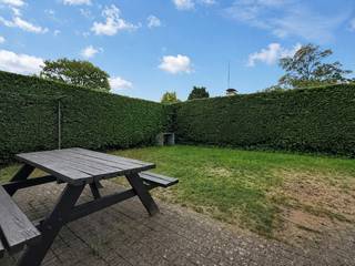 Deze charmante op te frissen bungalow bevindt zich op een rustige ligging aan de westzijde van de vijver in het vakantiedomein Sunparks. Dankzij de uitstekende ligging op wandelafstand van de duinen, het strand en Nieuwpoort-Bad geniet u hier van de perfecte combinatie van rust, natuur en de nabijheid van de zee.<br />De woning beschikt over een lichtrijke leefruimte met open keuken, die rechtstreeks toegang biedt tot de volledig omheinde tuin en de praktische buitenberging. Verder zijn er twee comfortabele slaapkamers en een badkamer met ligbad en toilet aanwezig. De nabijheid van de gemeenschappelijke parking zorgt bovendien voor extra gebruiksgemak.<br />Het domein biedt tal van recreatieve faciliteiten, waaronder een subtropisch zwemparadijs, een uitgestrekte vijver, sportvelden en diverse ontspanningsmogelijkheden in een groene en autoluwe omgeving.<br />Deze bungalow vormt de ideale uitvalsbasis als tweede verblijf aan zee en is zowel geschikt voor eigen gebruik als voor wie op zoek is naar een interessante investering met verhuurpotentieel, op een uitstekende locatie.