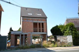Splinternieuwe BEN-woning (Bijna Energie Neutraal) op wandelafstand van het centrum van Ranst. Project ‘Hestia’ betreft 4 energiezuinige, moderne woningen met telkens 4 slaapkamers, 2 badkamers en zonnige tuin. Elke woning beschikt over een inkomhal met ruimte voor vestiaire en afzonderlijk toilet; leefruimte met open en volledig ingerichte keuken en bijkeuken. Directe toegang tot de tuin met ideale zuid oriëntatie en aangelegd terras. Op de eerste verdieping zijn er reeds 3 slaapkamers, apart toilet, badkamer en wasplaats. Op verdieping 2 bevindt zich de hoofdslaapkamer met eigen badkamer en extra technische ruimte. De open bebouwing (woning 4) beschikt over een oprit. Mogelijkheid tot aankoop van autostaanplaats en extra berging.  Energiezuinige woning met alle modern comfort. Verwarming met warmtepomp. Oplevering zomer 2026. Verkoop onder 6 % BTW mogelijk! Kijk op www.immopatio.be voor meer informatie.