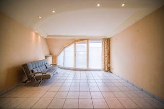 <p>Appartement in het centrum van Veurne met terras en twee slaapkamers.</p><p><br /></p><p>Dit appartement in Veurne combineert een centrale ligging met een praktische indeling en aangename leefruimtes. Gelegen in het centrum bevindt u zich op wandelafstand van winkels, horeca en dagelijkse voorzieningen. De woonkamer geniet van een mooie lichtinval en sluit aan op de keuken, wat zorgt voor een comfortabele leefomgeving. Daarnaast beschikt het appartement over twee slaapkamers, een dressing en een terras waar u buiten kan genieten.</p><p><br /></p><p>Belangrijkste ruimtes:<br />• Woonkamer met aangename lichtinval<br />• Keuken met praktische indeling<br />• Twee slaapkamers<br />• Dressing met extra opbergruimte<br />• Berging voor stockage en huishoudtoestellen<br />• Terras om buiten te ontspannen</p><p><br /></p><p>Troeven:<br />• Centrale ligging in het centrum van Veurne<br />• Twee volwaardige slaapkamers<br />• Terras en praktische bergruimte aanwezig</p><p><br /></p><p>Neem vandaag nog contact op voor meer informatie of een bezoek.</p><p><br /></p><p>AANMELDEN VIA DE ERA WEBSITE !</p><p><br /></p><p>JOUW DROOMAPPARTEMENT. ZO GEVONDEN!</p>