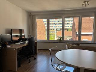 Bent u op zoek naar een knusse en goed uitgeruste appartement in een rustige omgeving, op een steenworp van het station van Heverlee? Dan is dit fijne 1-slaapkamerappartement op de tweede verdieping van een kleinschalig gebouw met slechts drie eenheden zeker iets voor u!<br /><br />Bij binnenkomst verwelkomt u een verzorgde inkomhal met een handige vestiaire en een apart gastentoilet met wastafel. De lichte en aangename leefruimte sluit aan in een open keuken die volledig uitgerust is: keramische kookplaat, een oven, een dampkap, een koelkast, een vaatwasser en een spoelbak, aangevuld met ruime ingebouwde kasten.<br />De slaapkamer is gelegen aan de achterzijde van het gebouw en biedt rechtstreeks toegang tot een balkon. Vanuit de slaapkamer bereikt u ook de berging en de badkamer, die beschikt over een wastafelmeubel, een bad-douchecombinatie, een aansluiting voor de wasmachine en een ventilatiesysteem.<br /><br />Dit appartement kent daarnaast een zeer gunstige EPC-score (B label).<br /><br />Het appartement is beschikbaar vanaf 15/08/2026 met een maandelijkse huurprijs van € 825 + € 75 provisie voor verbruik privatief water en de gemeenschappelijke kosten. Elektriciteit en gas zijn apart af te sluiten.<br /><br />Is dit appartement een match? U kan dan een bezoek inplannen via 'Bezoekmoment kiezen'. Indien u de knop 'Bezoekmoment kiezen' niet kan terugvinden, betekent dit dat er momenteel geen bezoekmoment meer wordt georganiseerd. Wij zijn ook bereikbaar via het nummer 016 23 90 81, elke weekdag tussen 10u en 13u.