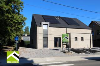 Vlakbij het stadscentrum vind je deze nieuwbouwwoning, gelegen in een mooie woonbuurt op wandelafstand van het stadspark en het winkelcentrum T-Forum.<br /><br />De woning wordt Casco Plus opgeleverd. Dat wil zeggen: alle grote werken zijn al gebeurd, en jij werkt nog af naar eigen smaak. <br />De bewoonbare oppervlakte bedraagt 168m² + 30m² zolder.<br /><br />Reeds uitgevoerd en inbegrepen: <br />- volledige ruwbouw; <br />- pleisterwerken en chapewerken; <br />- vloer- en muurisolatie; <br />- aluminium ramen met thermoprofielen en energiezuinige beglazing; <br />- vloerverwarming met warmtepomp lucht/water (Vaillant); <br />- elektrische installatie afgewerkt; <br />- zonnepanelen voorzien; <br />- ventilatiesysteem aanwezig.<br /><br />Nog af te werken door de koper: <br />- vloerafwerking (tegels, parket, …); <br />- keuken; <br />- badkamer; <br />- binnendeuren en bezetting trap.<br /><br />Creëer op korte tijd een instapklare woning volledig volgens jouw stijl.<br /><br />Indeling gelijkvloers:<br />x je komt binnen in de inkomhal met toegang tot het gastentoilet; <br />x vooraan een extra ruimte voor bv. bureau, hobbykamer of speelruimte; <br />x ruime leefruimte die mooi aansluit op de open keuken; <br />x achteraan een groot schuifraam en buitendeur naar terras en tuin.<br />x naast de keuken is er een praktische wasplaats/berging.<br /><br />Verdieping: <br />x 3 ruime slaapkamers, <br />x technische ruimte met berging, <br />x badkamer voorzien voor bad, douche en toilet.<br />x berging.<br /><br />Zolder: 30m² extra zolderruimte, ideaal voor stockage/berging. <br /><br />INTERESSE? Bel ons voor een bezichtiging op het nummer 012 23 00 23 of mail uw vragen aan roland@immo-leroi.be.