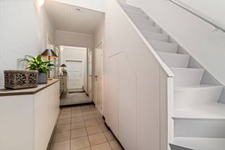 [[ DIT PAND NEEMT DEEL AAN DE ERA OPEN HUIZEN DAG OP 13/6 VAN 13:00 TOT 14:00 ]]
<h2> </h2>

<p>Bent u op zoek naar een eigendom waar wonen en werken perfect gecombineerd kunnen worden? Dan biedt deze uitzonderlijk ruime vrijstaande woning in Lievegem een unieke opportuniteit.</p>

<p>Deze vergunde handelswoning beschikt over een royale woonst gecombineerd met uitgebreide professionele en polyvalente ruimtes. Dankzij de aparte garage, het ruime magazijn en de extra multifunctionele ruimte achter de woning zijn de mogelijkheden vrijwel eindeloos. Ideaal voor zelfstandigen, vrije beroepen, opslagactiviteiten, ateliers, praktijkruimtes of een combinatie van wonen en ondernemen.</p>

<p>De achterliggende polyvalente ruimte werd vroeger gebruikt als feestzaal en beschikt over een eigen keuken en afzonderlijk toilet. Op de verdieping bevindt zich bovendien een studio die extra woon- of gebruiksmogelijkheden biedt.</p>

<p>Ook op vlak van duurzaamheid scoort deze eigendom uitstekend. Met maar liefst 44 zonnepanelen en een regenwaterput geniet u van een lagere energiekost en een meer milieubewuste woon- en werkomgeving.</p>

<p>De ruime oprit is speciaal voorzien voor zwaar geladen voertuigen, wat een belangrijke meerwaarde vormt voor professionele activiteiten die logistieke toegankelijkheid vereisen.</p>

<h3>Een eigendom met uitzonderlijk veel potentieel voor ondernemers, investeerders of gezinnen die ruimte zoeken om wonen en werken samen te brengen.</h3>