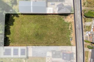 <p>Dit perceel van 827 m² is ideaal gelegen in een groene en rustige omgeving te Roosdaal. U geniet er van een aangename woonomgeving met een vlotte verbinding naar belangrijke uitvalswegen, openbaar vervoer en alle nodige nutsvoorzieningen.<br /><br />Bouwmogelijkheden volgens de voorschriften:<br /><br />Maximale bouwdiepte gelijkvloers: 15 meter<br />Maximale bouwdiepte verdieping: 12 meter<br />Maximale bouwbreedte: 8,15 meter<br />Zijdelingse bouwvrije stroken: 3 meter<br /><br />Een uitstekende kans om uw woonproject te realiseren in een goed bereikbare omgeving.</p>