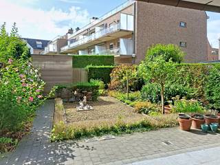Schitterend gelegen aan de Binnennete, in een rustige en doodlopende straat, bevindt dit aangename appartement zich op de gelijkvloerse verdieping.<br />Een TOP-ligging voor wie graag rustig woont, maar tegelijk met één voet op het jaagpad en één voet in het centrum wil staan.<br />Bovendien bevinden het ziekenhuis en het station zich op wandelafstand. <br />Het appartement beschikt over een gezellige, zuidwest gerichte tuin met ruim terras en een handige doorgang (via poortje) naar de garages, ideaal ook voor het stallen van fietsen in de praktische tuinberging.<br />De leefruimte geniet dankzij de vele raampartijen van een aangename lichtinval en kijkt rechtstreeks uit op de tuin. De halfopen keuken bevindt zich in een nis als het verlengde van de leefruimte en is verzorgd en volledig geïnstalleerd. De keuken werd niet recent vernieuwd, maar zeker bruikbaar en verzorgd.<br />De indeling omvat verder een inkomhal met ingebouwde vestiairekast, een praktische wasplaats met ingebouwde kasten, twee slaapkamers, een vernieuwde badkamer met inloopdouche en een afzonderlijk gastentoilet.<br />Een garagebox in de ondergrondse parkeerkelder is inbegrepen.<br />Een bijzonder aangename combinatie van rust en een uitstekende ligging nabij het centrum en het jaagpad. Stedenbouwkundige inlichtingen in aanvraag.