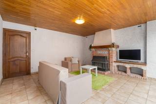 <p>Te koop: Gesloten woning in het centrum van Kuurne, nabij openbaar vervoer en winkels.</p>

<p>De woning beschikt over een woonkamer aansluitend op de keuken, badkamer met douche en apart toilet . Boven zijn er twee slaapkamers en een toilet. De woning heeft een vaste trap naar de zolder. De woning heeft een garage die toegang geeft tot de kelder. Er hoort ook een gezellige tuin met tuinhuis bij. Buiten is er ook nog stockageruimte.</p>

<p>Dankzij de vlotte bereikbaarheid en de nabijheid van winkels, scholen en openbaar vervoer is dit een interessante woning voor wie centraal wil wonen.</p>

<p>Indeling:</p>

<ul><li>Gelijkvloers: inkomhal, gezellige woonkamer, functionele keuken met aansluitende berging, badkamer en apart toilet, ruime zonnige tuin met berging en tuinhuis, garage en kelder</li><li>Eerste verdiep: twee slaapkamers en apart toilet</li><li>Tweede verdiep: een vaste trap naar de zolder met extra bergruimte of uitbreidingsmogelijkheden</li></ul>

<p>Troeven:</p>

<ul><li>Centrale ligging in Kuurne nabij openbaar vervoer</li><li>Aangename tuin van 100 m²</li><li>Garage en extra bergruimte aanwezig</li></ul>

<p>Wenst u graag meer informatie of een bezoek ter plaatste, contacteer dan Sofie 0474 222 182.</p>
