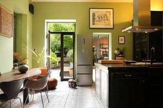 Ruimte, karakter én een uitzonderlijke stadstuin: deze statige herenwoning uit 1912 heeft het allemaal. Doorheen de jaren werd de woning grondig gerenoveerd, met veel respect voor haar authentieke karakter en originele elementen.<br /><br />Van bij het binnenkomen vallen de indrukwekkende plafondhoogtes en prachtige historische details meteen op. Originele ramen, vloeren, lambrisering en kroonlijsten bleven mooi bewaard en zorgen voor de bijzondere sfeer die doorheen de hele woning voelbaar is.<br /><br />Op het gelijkvloers bevinden zich de royale leefruimtes en de op maat gemaakte keuken. Achteraan werd de woning uitgebreid met een bijzondere extra ruimte, oorspronkelijk ingericht als muziekstudio. Dankzij de aanwezige aansluitingen leent deze zich vandaag perfect als homeoffice, praktijkruimte, extra leefruimte of polyvalente ruimte.<br /><br />Ook op de verdiepingen is er aan ruimte geen gebrek. De eerste verdieping omvat de master bedroom en een badkamer met ligbad. Op de tweede verdieping bevinden zich een bijkomende slaapkamer, een berging en een tweede badkamer met ligbad en douche. De derde verdieping biedt nog twee slaapkamers en een bureauruimte. De woning is bovendien volledig onderkelderd.<br /><br />Ook technisch werd de woning doorheen de jaren grondig aangepakt. Zo werden onder meer het dak, de keuken en badkamers, isolatie en riolering vernieuwd en werd airconditioning voorzien.<br /><br />Absolute blikvanger is zonder twijfel de prachtige, diepe zuidgerichte stadstuin. Een verrassend groene en rustige plek met onder meer een mirabellenboom, een oude druivelaar en een albizia. De sfeervolle buitenliving met open haard maakt het plaatje compleet. Hier geniet je in elk seizoen van rust en groen, met het bijzondere gevoel even helemaal weg te zijn, en dat vlak bij de stad.<br /><br />Een unieke herenwoning voor wie op zoek is naar royale ruimtes, authentieke architectuur, hedendaags wooncomfort en een uitzonderlijke buitenruimte.<br /><br />Contacteer ons voor meer informatie of een bezoek ter plaatse.